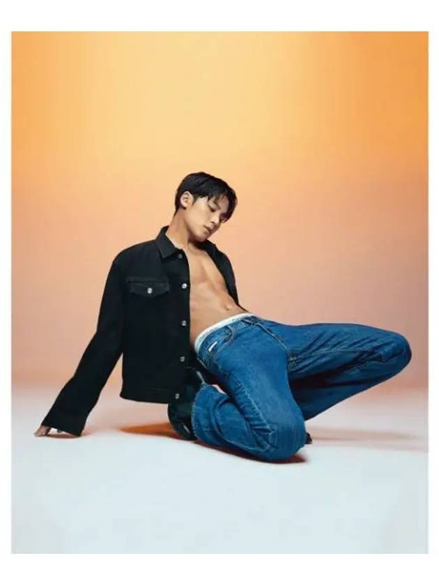 JEANS Mingyu wearing men s signature 90s straight fit dark blue denim 40EM721 E5D - CALVIN KLEIN - BALAAN 1