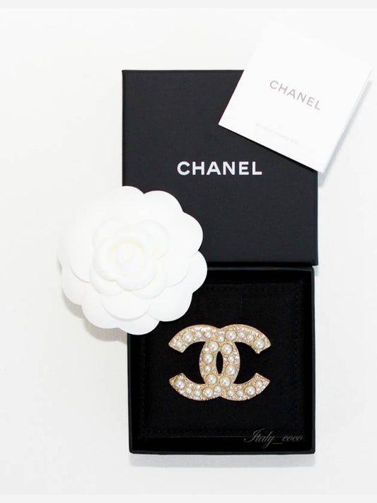 Classic CC Logo Pearl Crystal Brooch Gold - CHANEL - BALAAN 2