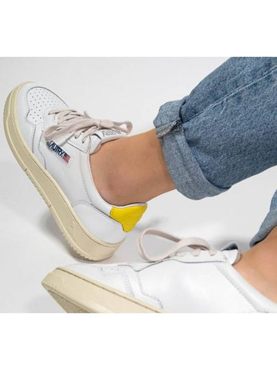 Women's Medalist Leather Low Top Sneakers White Yellow - AUTRY - BALAAN 2