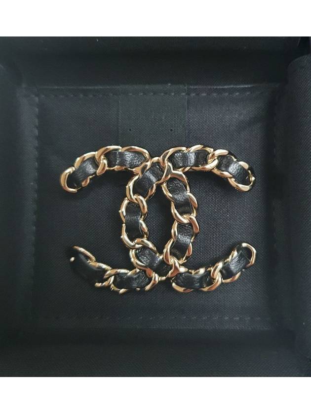 CC Logo Chain Metal Brooch Black - CHANEL - BALAAN 4