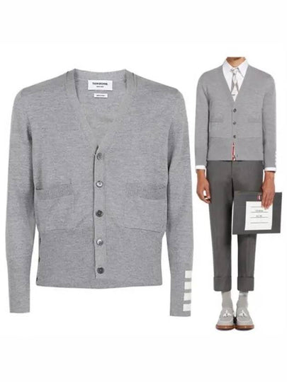 Men's Fine Merino Wool 4 Bar Cuff V-Neck Cardigan Grey - THOM BROWNE - BALAAN 2