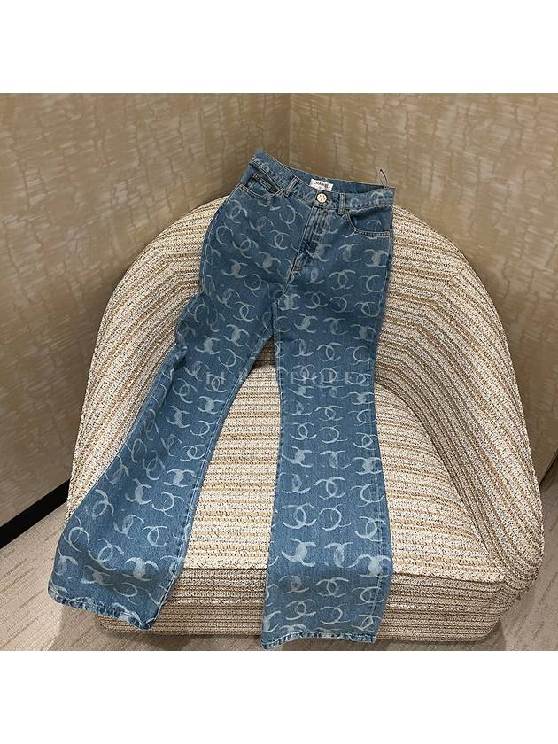 23 CC Logo Printed Jeans Jeans Light Blue P75555 - CHANEL - BALAAN 6