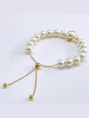 V Logo Signature Metal Resin Pearl Bracelet Gold - VALENTINO - BALAAN 4