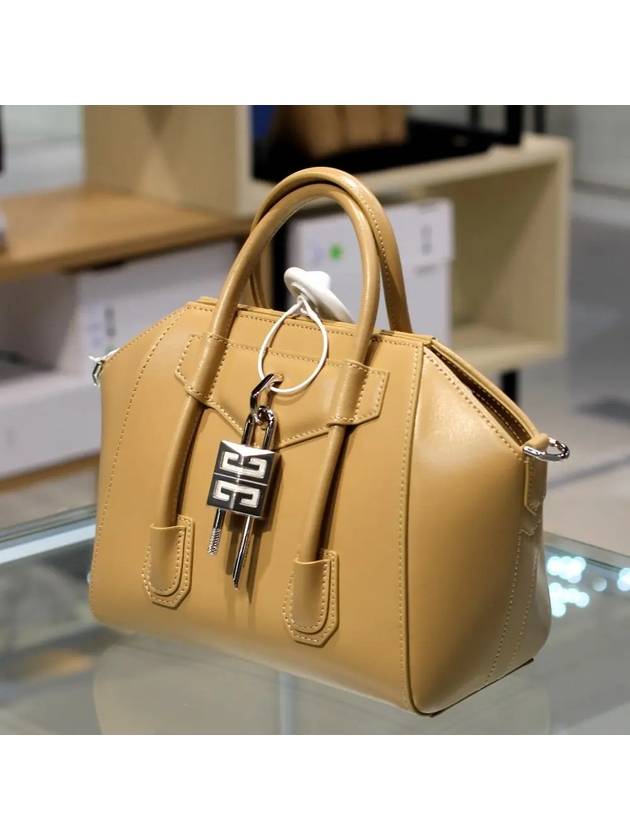 Antigona Lock Small Shoulder Bag Beige - GIVENCHY - BALAAN 3