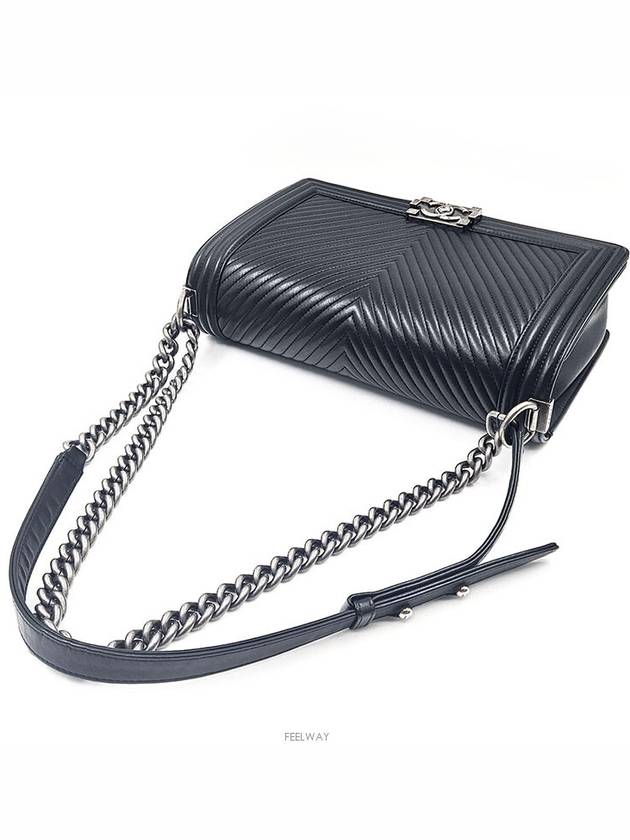 Calfskin Chevron Boy Bag New Medium - CHANEL - BALAAN 5