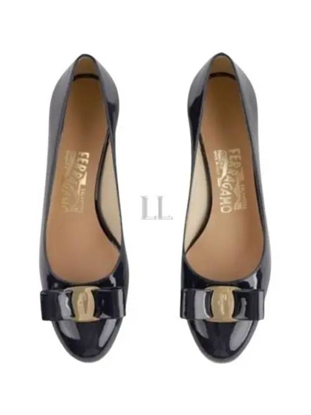 Vara Bow Patent Pumps Oxford Blue - SALVATORE FERRAGAMO - BALAAN 2