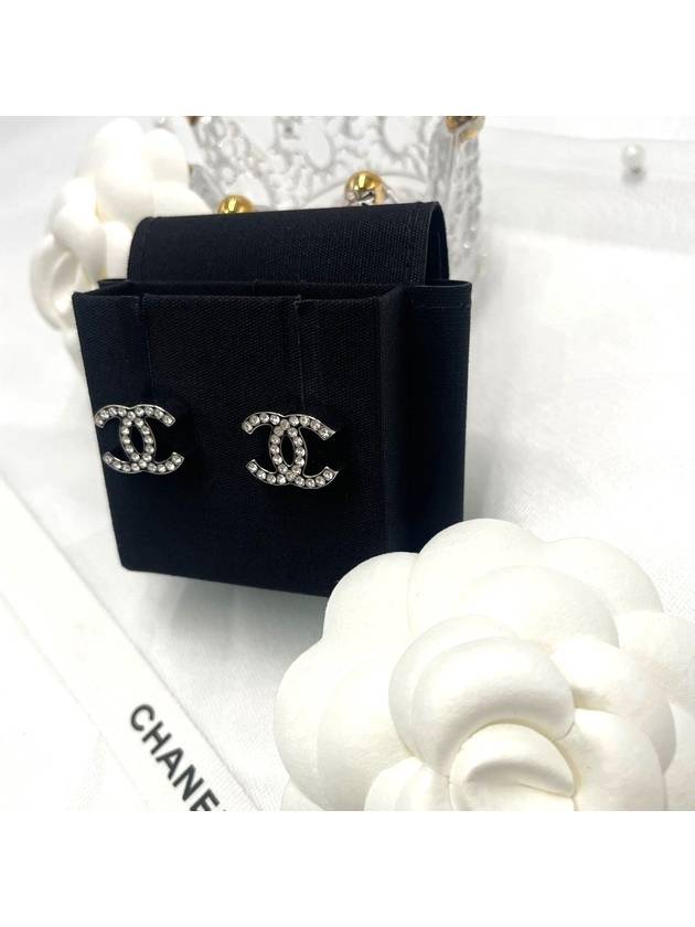 3D Crystal CC Logo Silver Earrings ABE835 - CHANEL - BALAAN 3