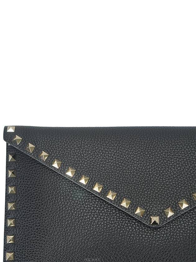 Rockstud Envelope Pouch Clutch Bag Black - VALENTINO - BALAAN.