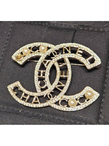 Logo chain gold CC logo pearl crystal metal brooch AB4879 - CHANEL - BALAAN 1