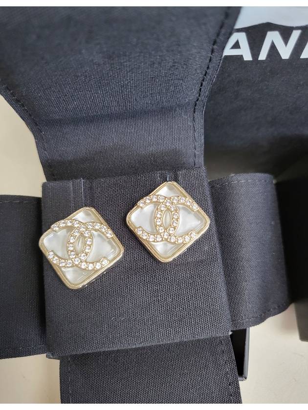 Classic CC logo square crystal resin pearl white earrings square earrings AB8403 - CHANEL - BALAAN 3