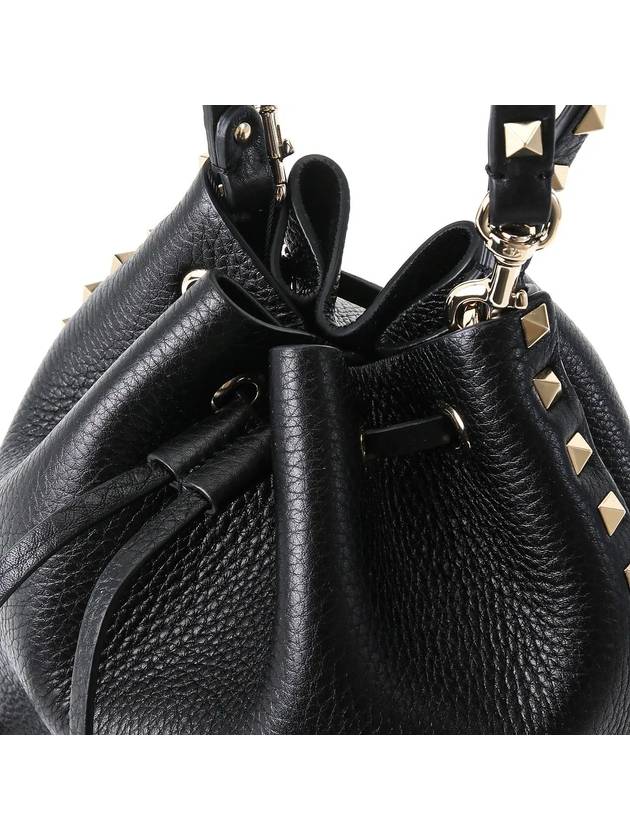 Rockstud Grain Calfskin Bucket Bag Black - VALENTINO - BALAAN 6