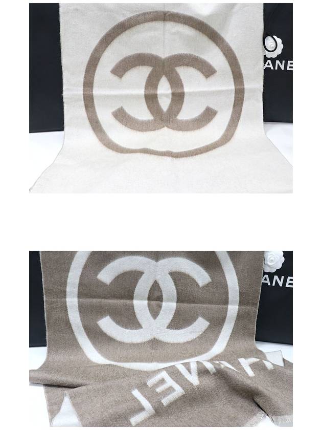 CC logo reversible cape shawl - CHANEL - BALAAN 8