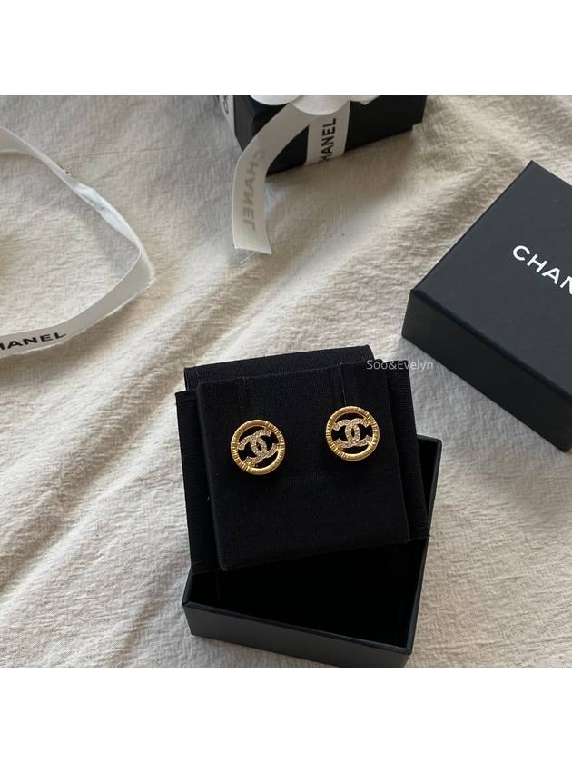 Crystal CC Logo in Circle Earrings Gold - CHANEL - BALAAN 3