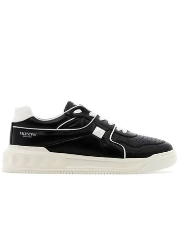 Men's One-Studded Leather Low-Top Sneakers Black - VALENTINO - BALAAN 1