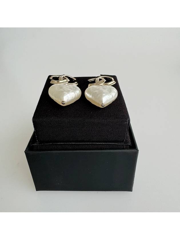 Women's CC Logo Heart Pearl Gold Earrings Pearly White - CHANEL - BALAAN 8