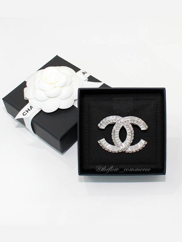 CC Strass Crystal Brooch Silver - CHANEL - BALAAN 2