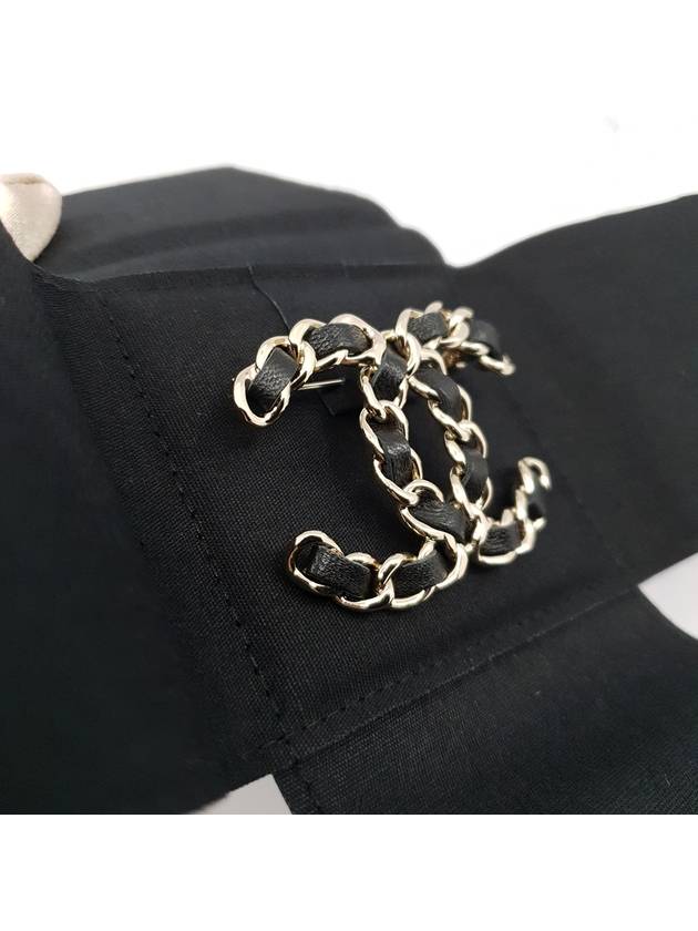 CC Logo Chain Metal Brooch Black - CHANEL - BALAAN.