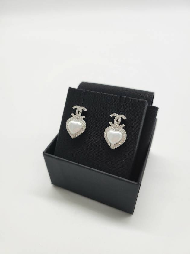 CC Logo Heart Pearl Earrings Silver - CHANEL - BALAAN 7