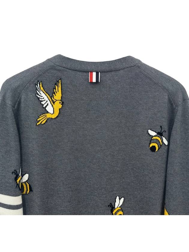 Men's Merino Bird Bee 4 Bar V-Neck Merino Cotton Cardigan Medium Grey - THOM BROWNE - BALAAN 7