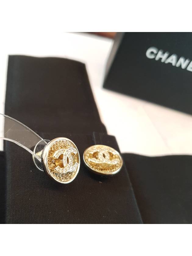 Round CC logo gold metal earrings - CHANEL - BALAAN 3