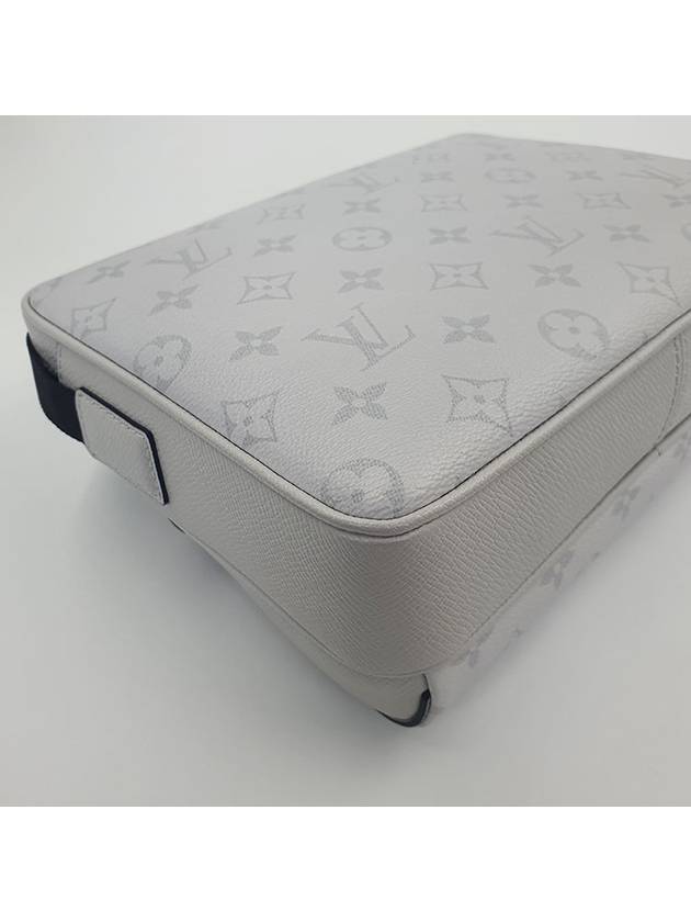 Women s Outdoor Messenger Bag - LOUIS VUITTON - BALAAN 10