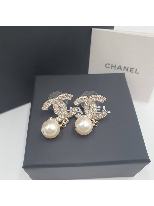 CC Metal Logo Pearl Earrings Gold - CHANEL - BALAAN 4