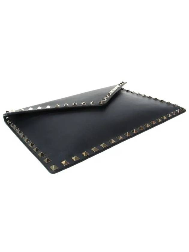 Envelope Rockstud Clutch Bag Black - VALENTINO - BALAAN.