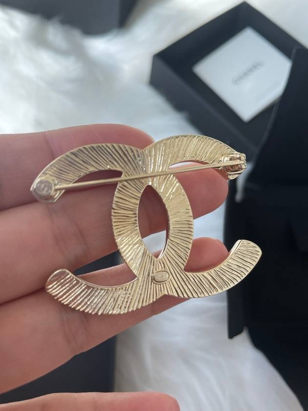 Gold metal CC logo brooch AB8805 - CHANEL - BALAAN 3