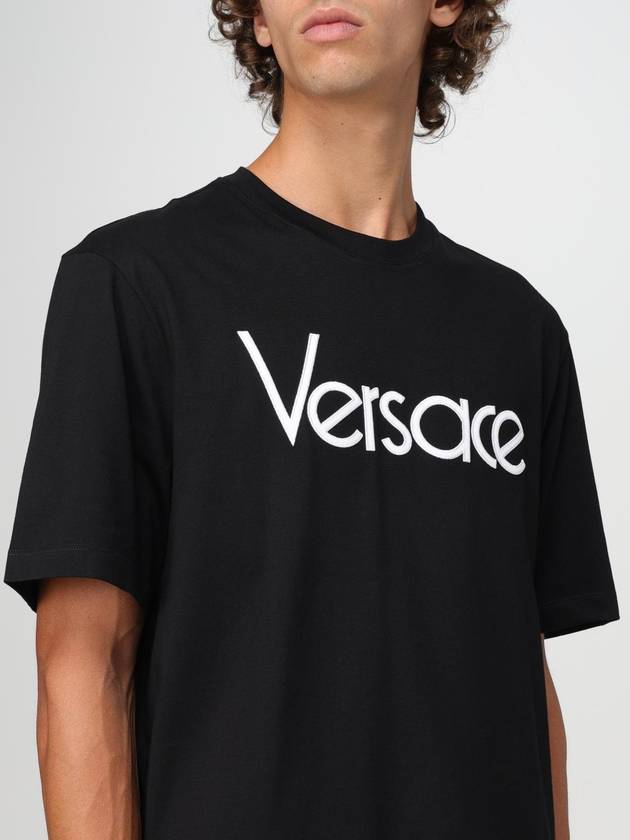 T-shirt Versace in cotone con logo ricamato - VERSACE - BALAAN 4