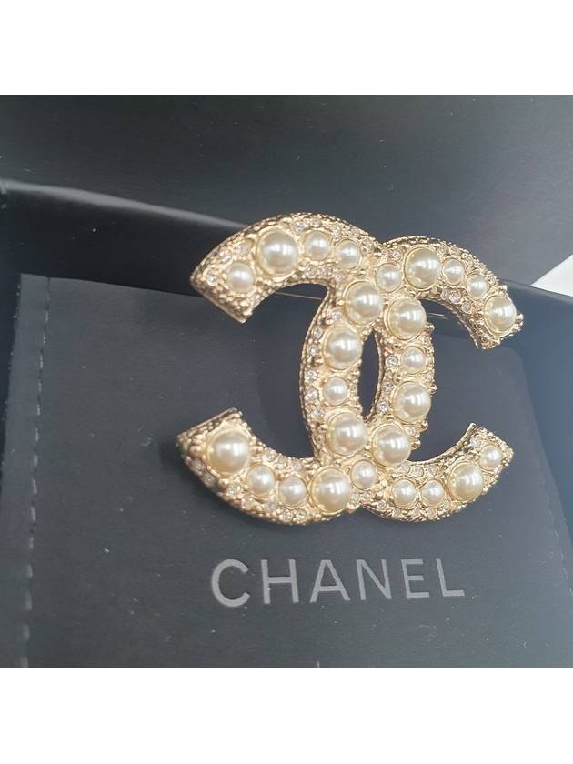 CC Logo Pearl Crystal Brooch Gold - CHANEL - BALAAN 7