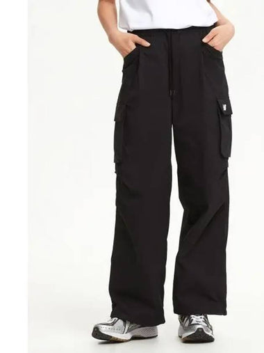 NBNTE4W912 WOMEN WOVEN WIDE CARGO PANTS BLACK - NEW BALANCE - BALAAN 1