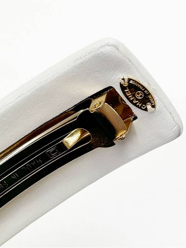 Black CC Logo White Leather Hairpin 4VCHA17991 - CHANEL - BALAAN 7