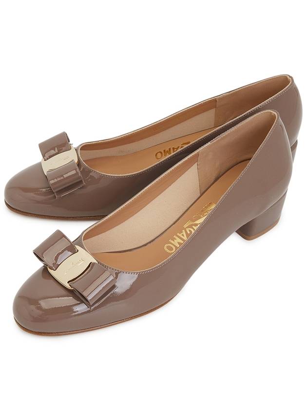 Ferragamo Vara Bow Women s Pumps 1 CARAWAY SEED 0740693 - SALVATORE FERRAGAMO - BALAAN 1