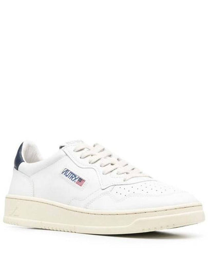 'Medalist Low' White Sneakers With Navy Blue Heel Tab In Leather Man - AUTRY - BALAAN 2