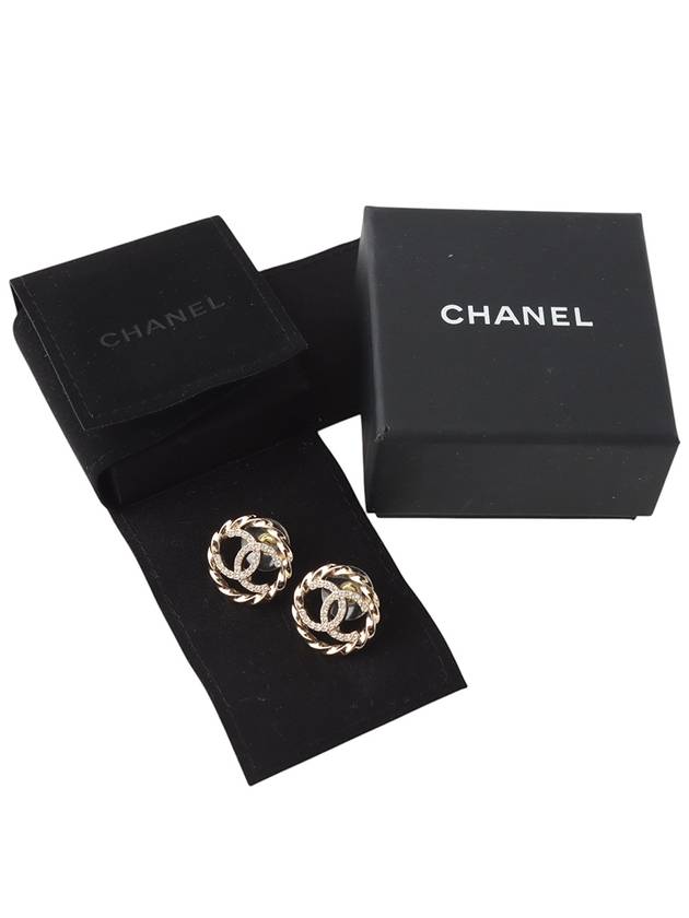 ABA208 CC logo crystal round earrings 33778 1 - CHANEL - BALAAN 6