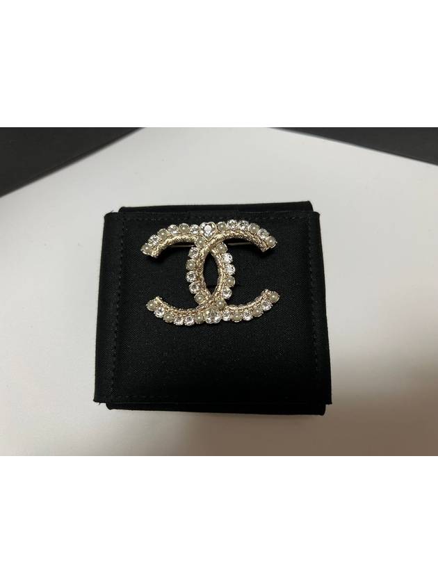 CC logo brooch holiday package ABC067 - CHANEL - BALAAN 2