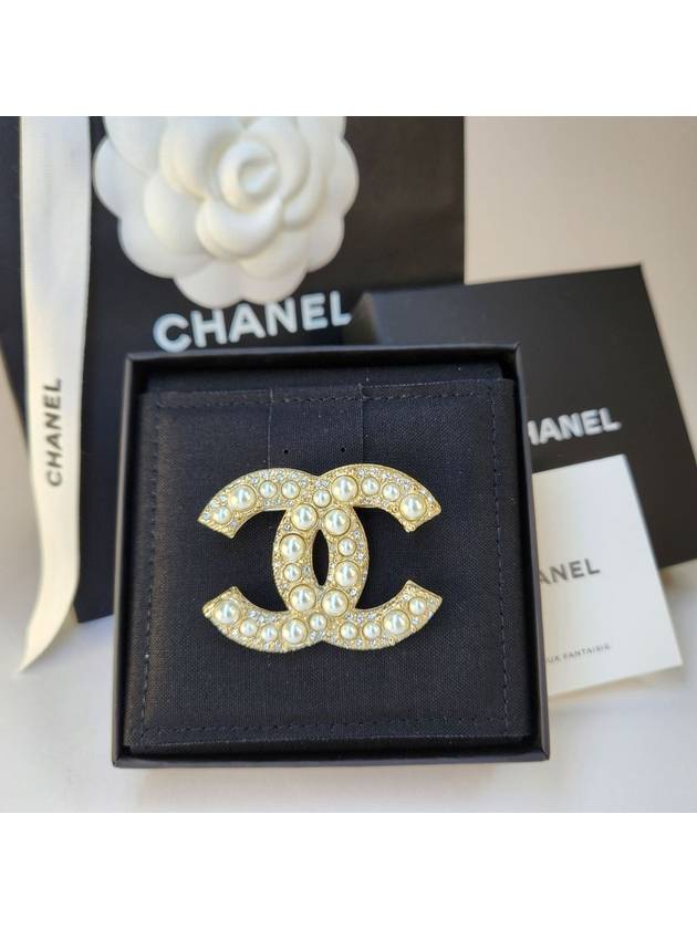 Pearl Brooch Classic CC Logo Crystal Gold A64762 - CHANEL - BALAAN 7