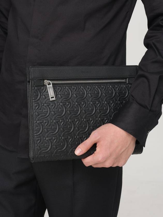 Embossed Logo Zipped Clutch Bag Black - SALVATORE FERRAGAMO - BALAAN 3