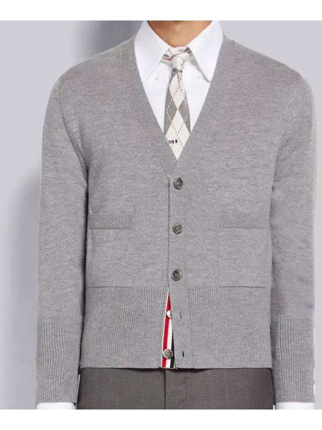 Men's Fine Merino Wool 4 Bar Cuff V-Neck Cardigan Grey - THOM BROWNE - BALAAN 6