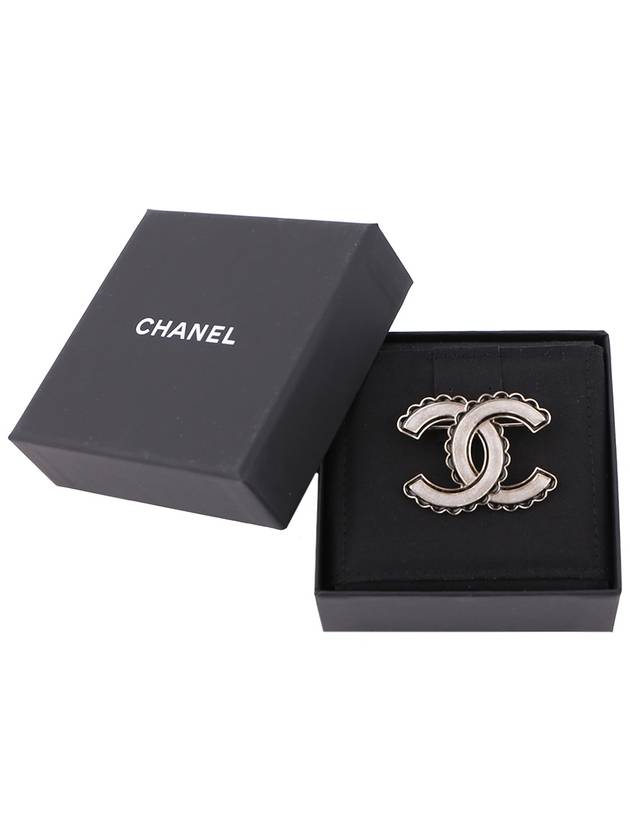 CC logo brooch ABE169 B18071 NZT06 - CHANEL - BALAAN 2