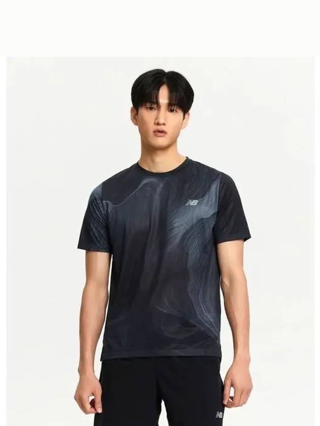 NBNEE4P141 MEN Athletics Print Running Short Sleeve T Shirt DGRAY - NEW BALANCE - BALAAN 1