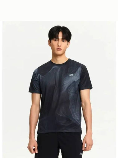 NBNEE4P141 MEN Athletics Print Running Short Sleeve T Shirt DGRAY - NEW BALANCE - BALAAN 1