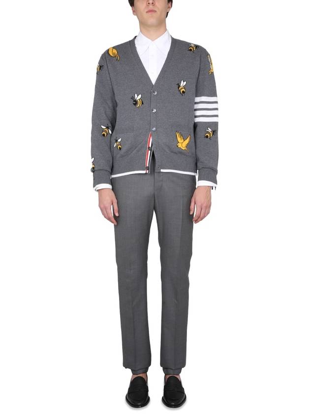 Men's Merino Bird Bee 4 Bar V-Neck Merino Cotton Cardigan Medium Grey - THOM BROWNE - BALAAN 3