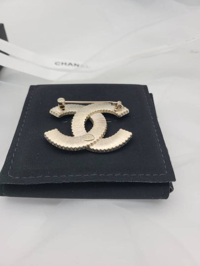 cc logo champagne gold brooch - CHANEL - BALAAN 2