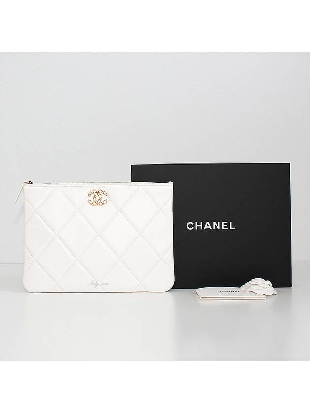 19 Lambskin medium clutch bag white - CHANEL - BALAAN 3