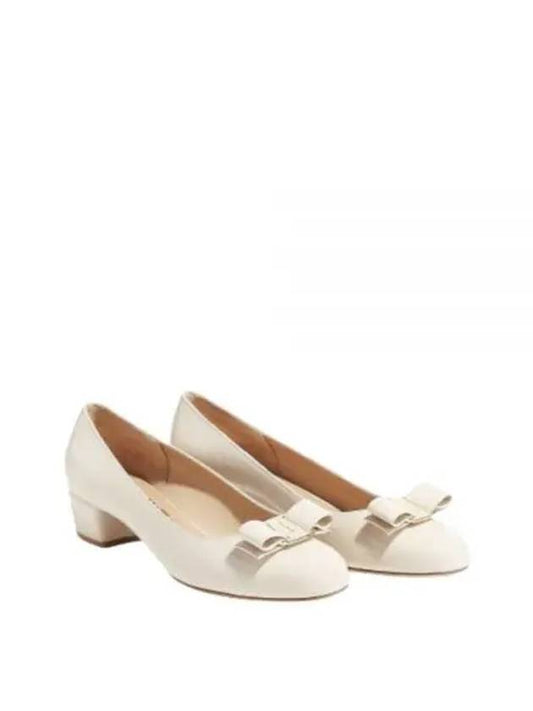 Salvatore Women's Vara Bow Pumps Heel White - SALVATORE FERRAGAMO - BALAAN 2