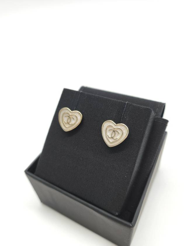 CC logo heart mother of pearl earrings white - CHANEL - BALAAN 4