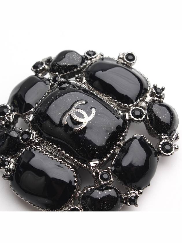 Black enamel CC brooch - CHANEL - BALAAN 4