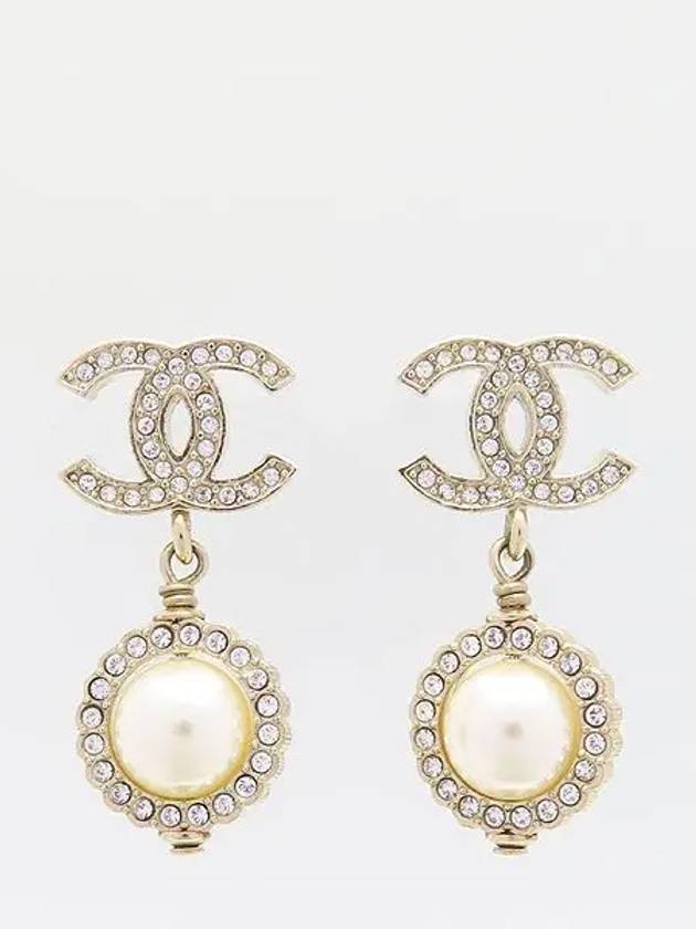 AB2307 CC Piercing Crystal Around Pearl Drop Gold Earrings - CHANEL - BALAAN 1