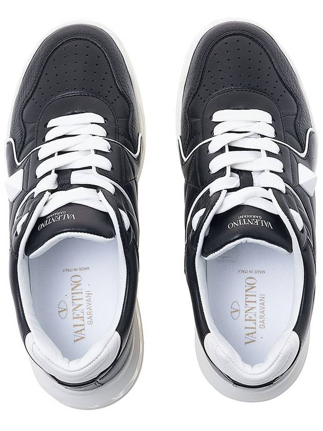 Men's One-Studded Leather Low-Top Sneakers Black - VALENTINO - BALAAN 7